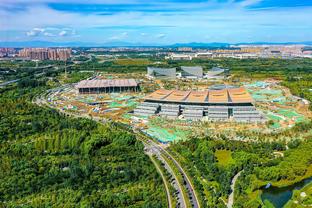 太阳报：AI绘制曼联新球场设想图，三层看台容纳8-9万人